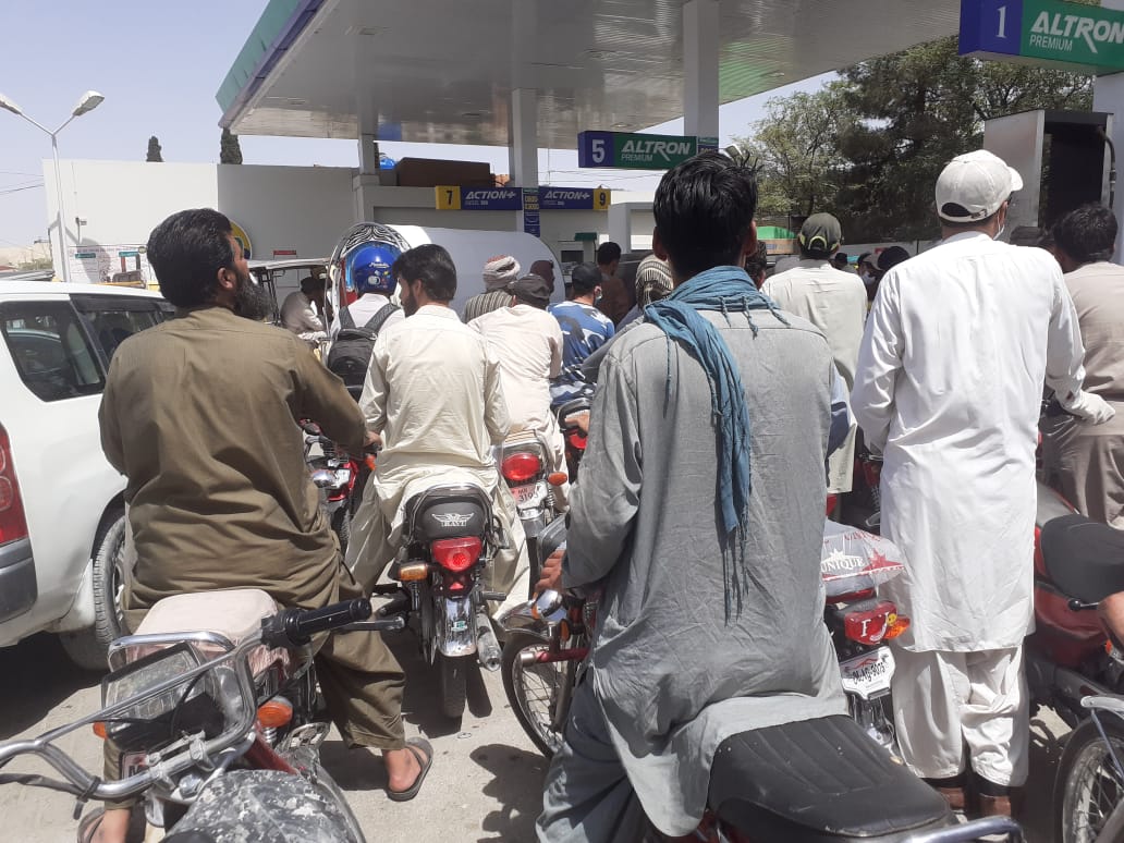 Quetta: Petrol shortage hits Balochistan, irks people in scorching heat