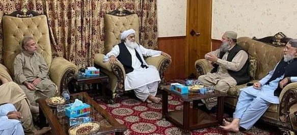 Jam Kamal meets Maulana Wasey offers fateha for Maulana's uncle