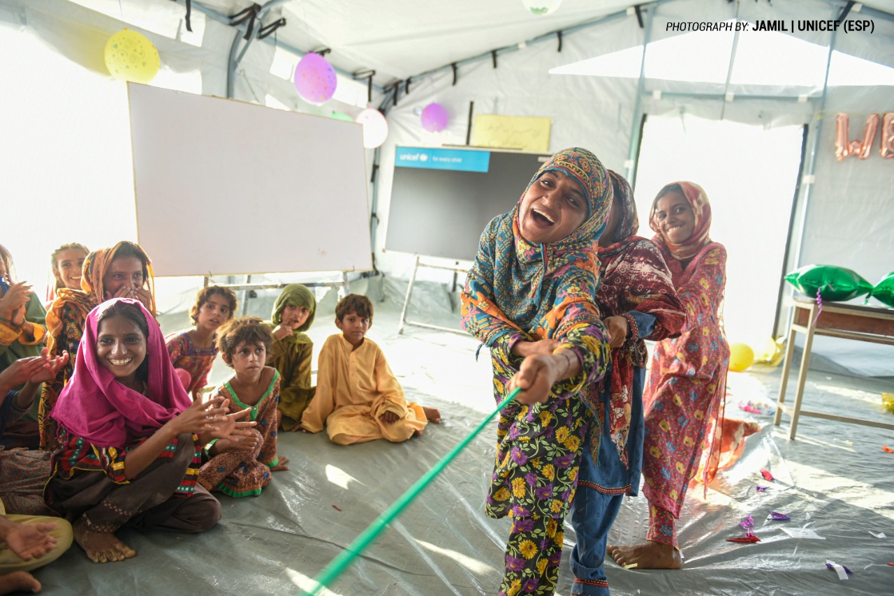 Balochistan: UNICEF sets up TLCs as floods affected education of 386708 students