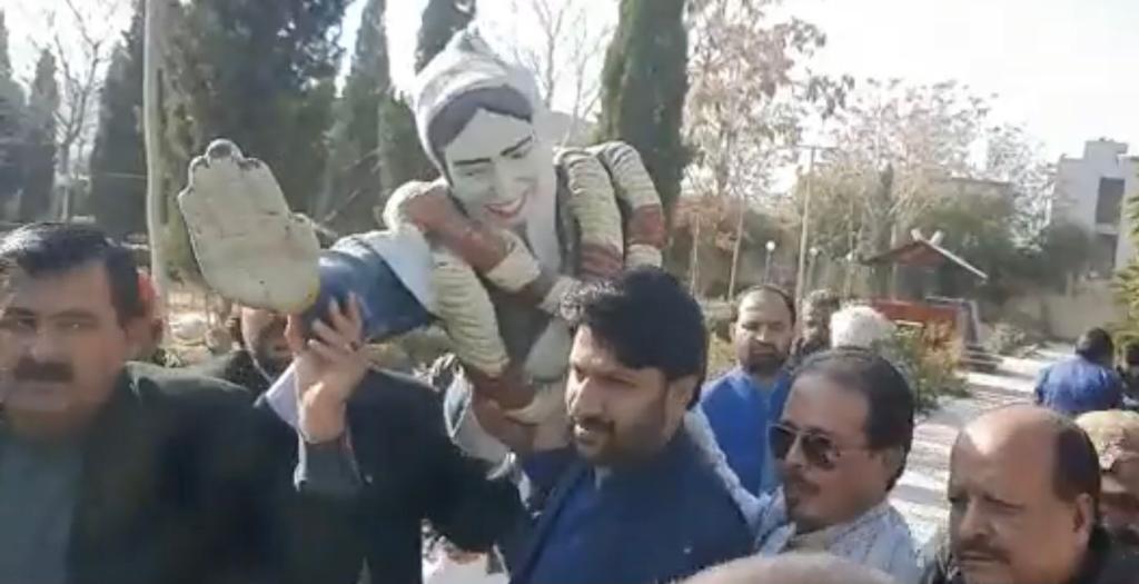 Statue of Benazir Bhutto removed in Quetta after criticism on media