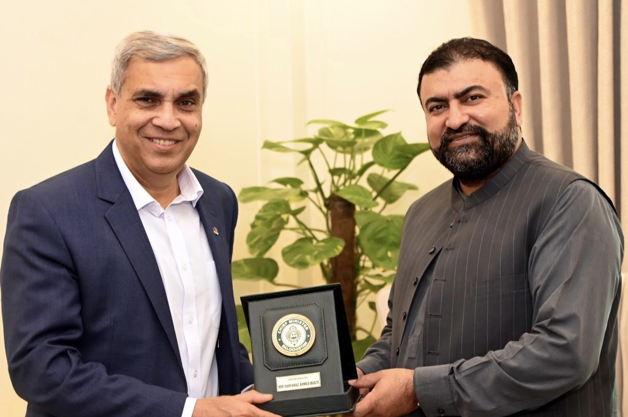 CM Balochistan, Mir Sarfaraz Bugti handing over a souvenir to CEO PPL, Imran Abbasi, Photo provided by DGPR.