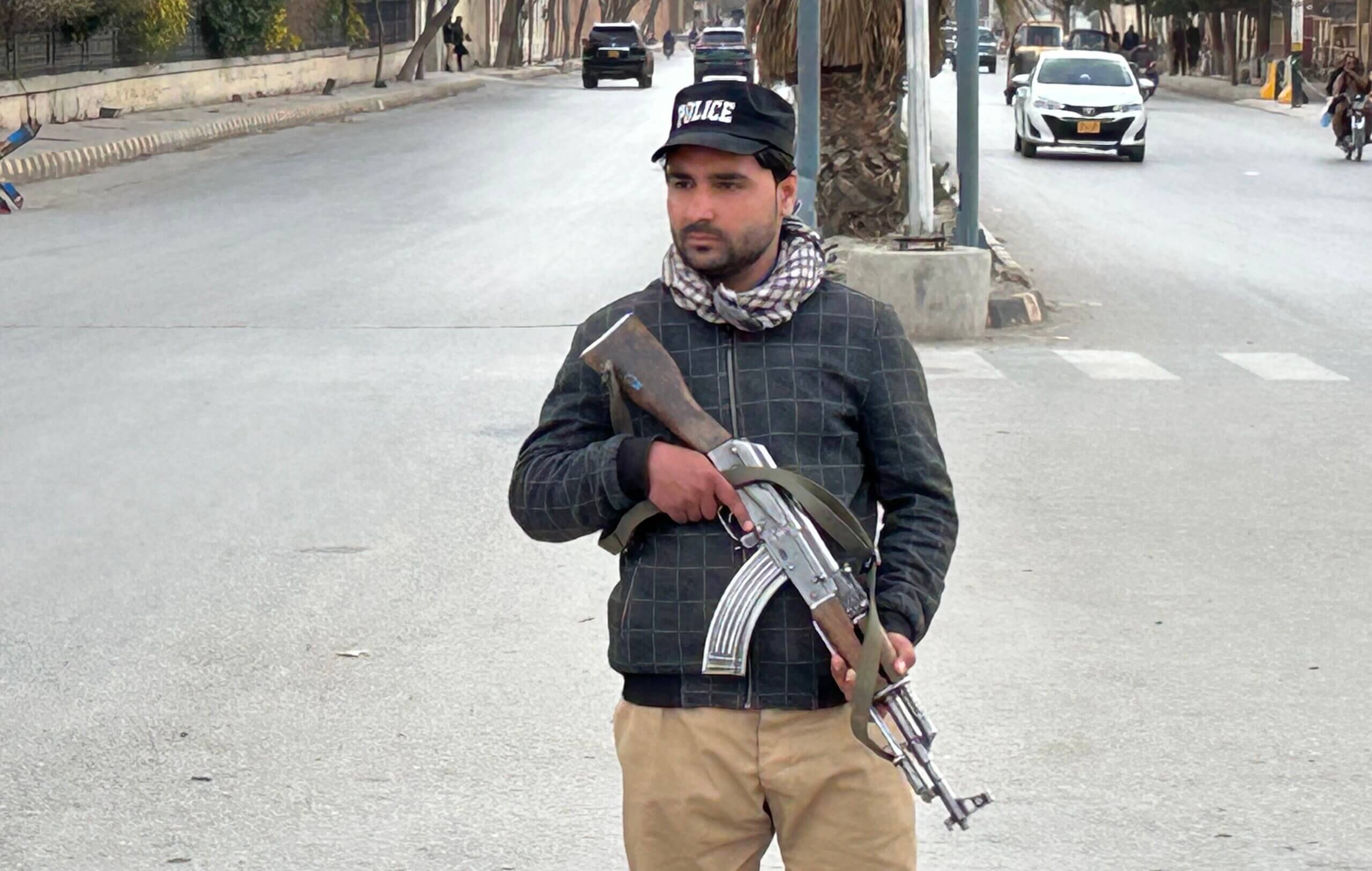 Police Officer Fatally Shot in Mastung; Attack Sparks Security Concerns on National Highway Police Officer Fatally Shot in Mastung; Attack Sparks Security Concerns on National Highway
